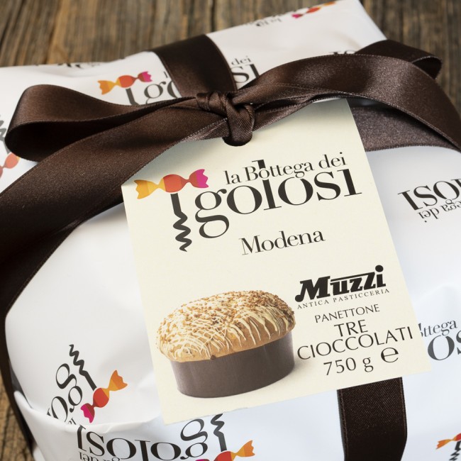 Dettaglio etichetta del Panettone.  Confezione regalo con nastro marrone
