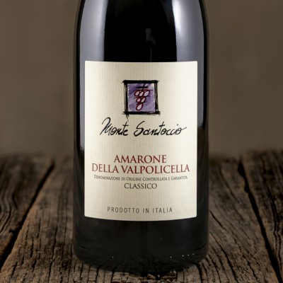 Primo piano dell'etichetta del vino  rosso Amarone della Valpolicella - Monte Santoccio.