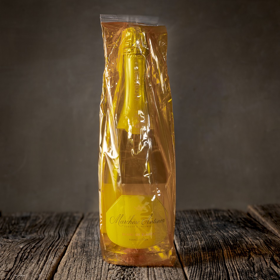Bottiglia di Franciacorta DOCG Marchese Antinori Tenuta Montenisi Blanc de Blancs sigillata in cellophane giallo