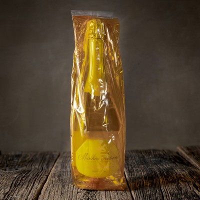 Bottiglia di Franciacorta DOCG Marchese Antinori Tenuta Montenisi Blanc de Blancs sigillata in cellophane giallo